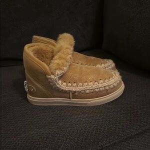 MOU BOOTS - like new, barely worn